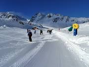 Kinderland an der Bergstation Gletscherexpress mit Förderband