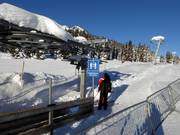 Der Bügel wird beim Einstieg in den Schlepplift gereicht
