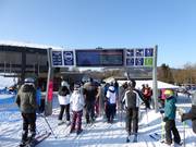 Digitale Anzeigen beim Einstieg in die Sesselbahn