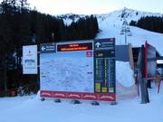 Detaillierte Informationstafel mit Pistenplan und Betriebsstatus im Skigebiet KitzSki