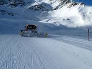 Pistenraupe bei der Arbeit