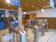 Gepflegter Zugang zur Skihalle