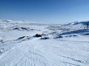 Herrliches Panorama im Skigebiet Riksgränsen mit Vassijaure-See