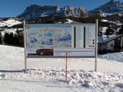 Pisteninformationstafel im Skigebiet