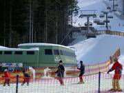 Lom - 6er Hochgeschwindigkeits-Sesselbahn (kuppelbar) mit Abdeckhauben