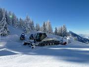 Eine Pistenraupe in Wartestellung