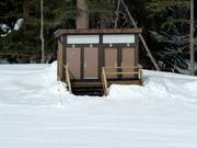 Toilettenhäuschen im Skigebiet