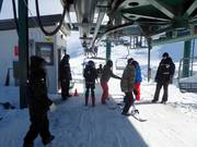 Hilfestellung beim Einstieg an der Sesselbahn