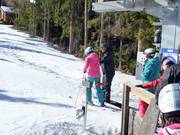 Das Personal hilft beim Einsteigen in den Tellerlift