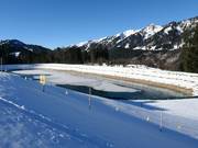 Ein Speicherteich sorgt für die nötige Wasserzufuhr