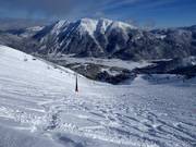 Tiefschneespuren im oberen Bereich des Skigebiets