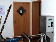 Etwas nervig, sorgt aber für Sauberkeit: Drehkreuz an den Toiletten im Pferdestall