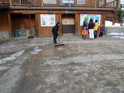 Das Personal reinigt den Boden