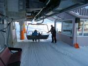 Das Personal hilft Kindern beim Einsteigen