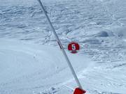 Pistennummern sind an den Schneilanzen angebracht