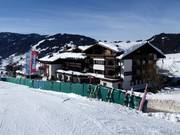 Das Hotel Übergossene Alm in Dienten - nur über die Straße