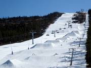Snowpark mit schwerer Piste