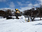 Leistungsfähige Schneekanone im Skigebiet Perisher