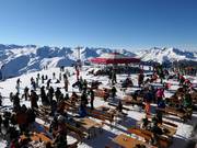 Hoadlbuffet und Schirmbar mit kleinen Snacks