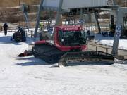 Warten auf den Einsatz: Pistenraupe an der Liftstation