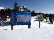 Informationstafel und Ausschilderung an der Zirbenwaldbahn