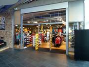 Gut ausgestatteter Shop an der Skihalle