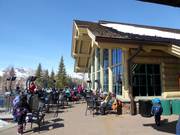 Sonnenterrasse der Carol's Dollar Mountain Lodge