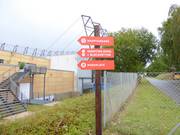 Hinweisschilder vor der Skihalle