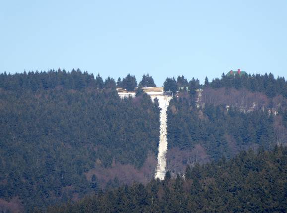 Blick auf das Skigebiet Masarykova chata von Deštné v Orlických horách aus