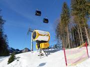 Leistungsfähige Schneekanone im Skigebiet Loser