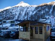 Büro eines der Heliskiunternehmen am Parkplatz in Stafal.