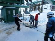 Hilfestellung beim Einstieg an der Sesselbahn