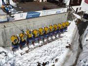 Zahlreiche Schneekanonen im Skigebiet Zuoz