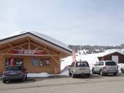 Zweigstelle der ESF Les Saisies am Parkplatz Carrets