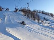 Vor dem Nachtskifahren werden einige Pisten nochmals frisch präpariert