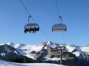 Suttisbahn - 6er Hochgeschwindigkeits-Sesselbahn (kuppelbar) mit Abdeckhauben und Sitzheizung