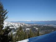 Blick über das Skigebiet Sierra at Tahoe bis zum Lake Tahoe