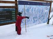 Personal beim Pistenplan bei Fragen