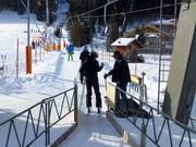 Hilfestellung beim Einsteigen am Tellerlift