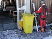 Abfalleimer stehen zur Verfügung