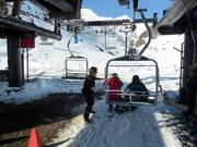 An der Sesselbahn wird beim Einstieg geholfen