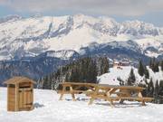 Auch an den Picknickplätzen stehen Abfalleimer