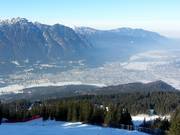 Garmisch-Partenkirchen zu Füßen des Skigebiets