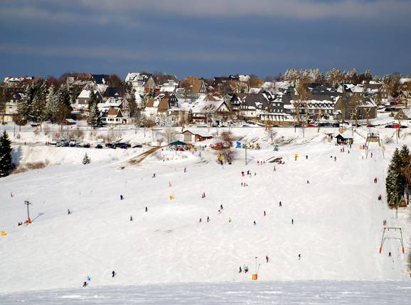 Das Skigebiet ist vom Dorf nur durch eine Straße getrennt.
