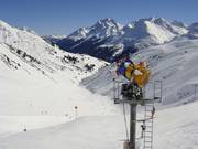 Moderne Schneekanonen an Piste 55