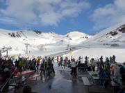 Ausklang des Skitages auf der Sonnenterrasse