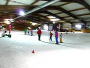 Flache Anfängerpiste am Eingang zur Skihalle