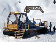 Pistenraupe als Spielplatz an der Tschuggenhütte in Arosa