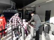 Kindern hilft man am Einstieg der 8er-Sesselbahn