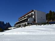 Hotel Alpina Dolomites direkt an der Piste